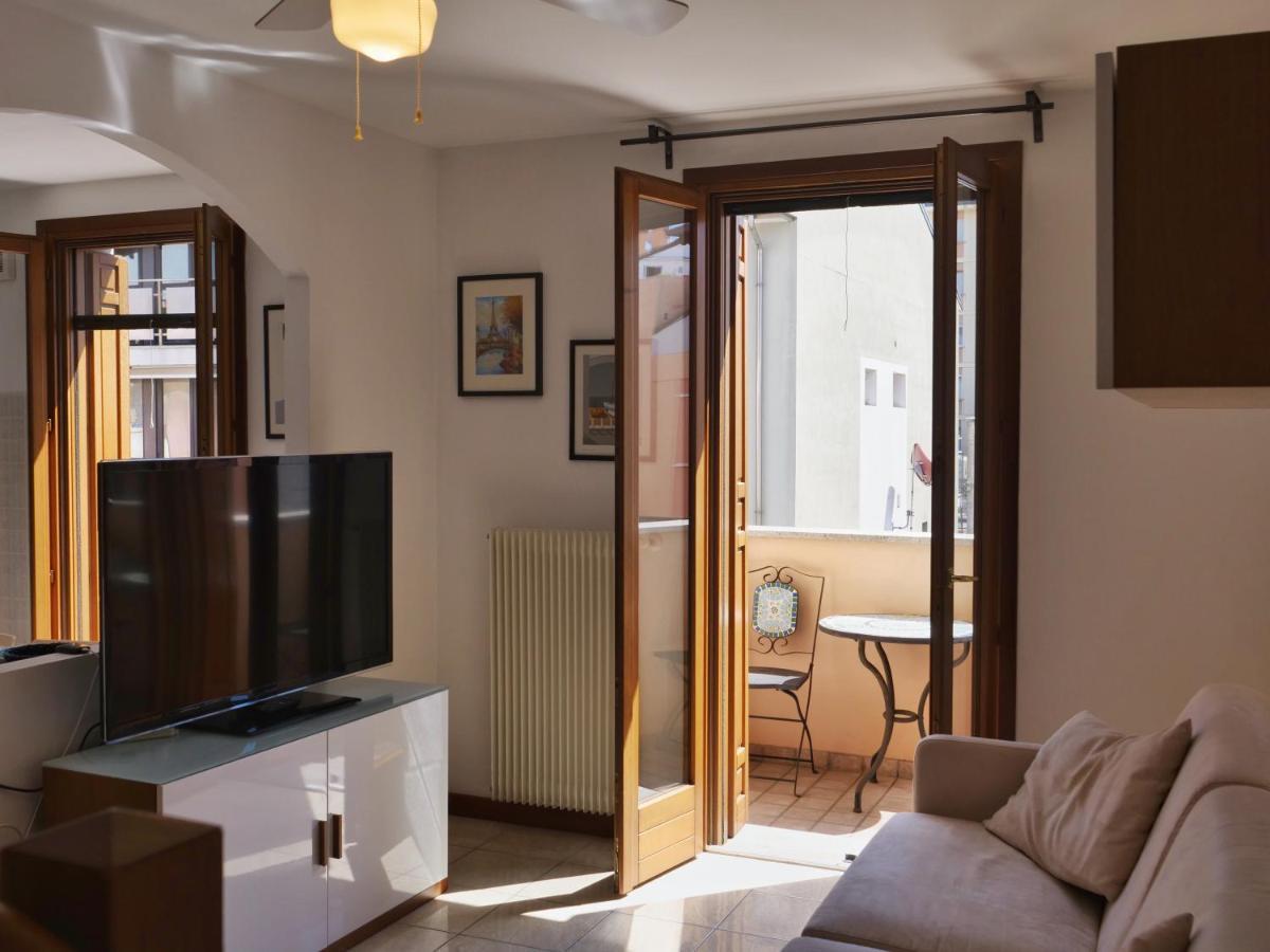 Lounge Del Duca, Centralissimo Bicamere Su Due Livelli - Posto Auto A Richesta Градо Экстерьер фото