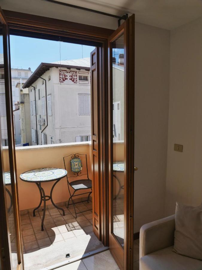 Lounge Del Duca, Centralissimo Bicamere Su Due Livelli - Posto Auto A Richesta Градо Экстерьер фото